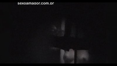 പൊള്ളയായ ഇഷ്ടികകൾക്ക് പിന്നിൽ മറഞ്ഞിരിക്കുന്ന അയൽപക്കത്തെ ഒരു വോയർ ബ്ലോണ്ടി രഹസ്യമായി വീഡിയോ എടുക്കുന്നു